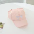 Dettaglio cappello rosa per animali con fori per orecchie e fiocco ricamato su tessuto - 2-6 Anni (48-53CM) / Rosa