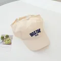 Dettaglio del ricamo BOSTON 1630 sulla visiera beige ad asciugatura rapida per bambini - Taglia Regolabile Bambini / Beige
