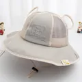 Detailansicht eines Baby-Sonnenhuts mit atmungsaktivem Mesh und Bärenstickerei - Kleinkind Alter 1-4 Ca. (48-50CM) / Grau