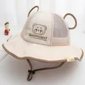 Detail eines Baby-Sonnenhuts mit Mesh-Einsätzen, Bärenstickerei und verstellbarem Seil - Kleinkind Alter 1-4 Ca. (48-50CM) / Beige