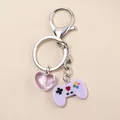 Llavero de corazón rosa y mando de videojuegos morado con cierre de langosta plateado - Púrpura