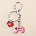 Llavero de mando de juego y corazón de resina con cierre de mosquetón plateado - Rosa rojo