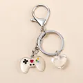 Dettaglio portachiavi a forma di controller con gamepad in resina e cuore trasparente - Luminoso