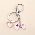 Dettaglio del ciondolo a controller rosa e cuore su portachiavi d'argento - Rosa