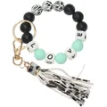 Dettaglio di perline leopardate e perline LOVE con portachiavi a nappa in pelle - Verde LOVE Zebra