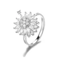 Detailansicht eines drehbaren Sonnenblumenrings mit Zirkonia-Blütenblättern in Silber - 165 Rotierender Sonnenblumenring - Silber