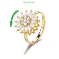 Detail eines drehbaren Sonnenblumenrings mit Gold-Finish und weißen Zirkonia - 165 Rotierender Sonnenblumenring - Gold