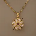 Draaibare zonnebloem ketting in goud met roze zirkonia op een bruine ondergrond - Roterende Zonnebloem Stijl (XL2628)