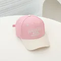 Detail van 1995 borduursel op de roze en beige katoenen honkbalpet voor kinderen - Kinderen 3-8 Jaar (48-54cm) / Roze