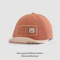 Detail der süßen Bärenbestickung und Nähte auf dieser Baby-Baseballkappe aus Baumwolle - 45-48 cm / Orange Khaki