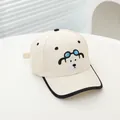 Détail d'une casquette enfant beige avec broderie chien et bordure de visière noire - 48-54cm (3-8 Ans) / Beige