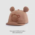Detail van baby baseballpet met berenborduursel en 3D-oren in zacht bruin katoen - 45-48 cm / koffiekleur