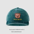 Détail de la casquette bébé en coton bleu avec broderie ours et texte Good BEAR - 45-48 cm / Vert Foncé