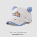 Dettaglio del cappellino da baseball per neonati in tela con orecchie da orso 3D - 48-52cm / Celeste