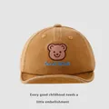 Gros plan détaillé d'une casquette en coton marron pour bébé avec broderie d'ourson - 45-48 cm / café