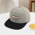 Detalle de gorra infantil verde grisáceo con bordado HELLO y visera plana negra - 50-54cm / Gris Verde Y Negro