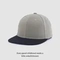 Détail d'une casquette enfant bicolore à visière plate en gris et noir aspect coton - Enfants 3-10 Ans 50-54CM / Gris clair