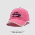 Détail d'une casquette enfant en coton rose avec broderie vintage et bordure contrastée - Enfants 2-6 ans (48-52CM) / Rose Rouge