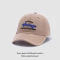 Detail der khakifarbenen Baumwollkappe mit 3D-Stickerei und Vintage-Text auf der Vorderseite - Kinder 2-6 Jahre (48-52CM) / Khaki