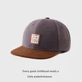 Detalle de gorra infantil con parche de cuero de oso Lucky y visera plana - 50-54cm / Gris oscuro