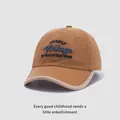 Nahaufnahme der khakifarbenen Baumwoll-Basecap mit Vintage-Stickerei und Paspelierung - Kinder 2-6 Jahre (48-52CM) / Kaffeebraun