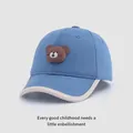 Dettaglio del cappellino bimbo con toppa in silicone orso 3D e trama in tela di cotone - Neonato (1-4 Anni) / Blu