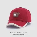 Dettaglio del berretto da baseball per neonati rosso e bianco con patch orso 3D in cotone - Neonato (1-4 Anni) / Rosso Scuro