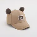 Detalle de gorra de béisbol para bebé color caqui con orejas de oso 3D y parche bordado - Talla Bebé / Caqui