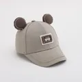 Primer plano de gorra de béisbol para bebé con orejas de oso y etiqueta cuadrada marrón - Talla Bebé / Gris