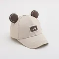 Detalle de gorra de béisbol para bebé con orejas de oso, tela beige y bordado lindo - Talla Bebé / Beige