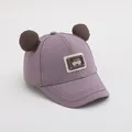 Detalle de gorra de béisbol morada para bebé con orejas 3D y costuras reforzadas - Talla Bebé / Morado