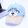Détail de la casquette enfant bleue avec broderie chien pilote en peluche et visière beige - 48-53cm / Bleu ciel