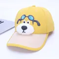 Détail de la broderie de chien et du nez en peluche sur casquette jaune pour enfant - 48-53cm / Jaune