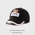 Dettaglio cappello nero per bambini in cotone con orsetto 3D e ricamo Lucky coordinato - Neonato 1-3 Anni / Nero