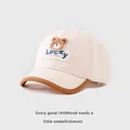 Dettaglio della toppa con orsetto e ricamo Lucky sul cappellino in cotone per bambini - Neonato 1-3 Anni / Beige