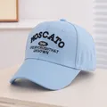 Détail de la casquette de baseball bleu clair avec broderie noire MOSCATO 1996 - 50-54cm (Enfants 3-10 Ans) / Bleu ciel
