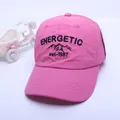 Detail van roze baseballpet met zwart borduursel en stevige stiksels op de klep van de pet - 50-54cm / Rozerood