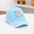 Detalle de gorra infantil azul claro con bordado de unicornio y ribetes blancos finos - Niños / Azul Cielo