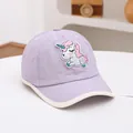 Detalle de gorra infantil morada de secado rápido con parche de unicornio y borde blanco - Niños / Morado