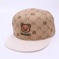 Dettaglio del cappello hip hop per bambini con ricamo orso e stampa motivo M - Bambini 3-10 Anni (50-54CM) / Kaki