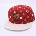 Dettaglio del cappellino bimbi rosso e bianco con ricamo di orso e motivi a M - Bambini 3-10 Anni (50-54CM) / Borgogna