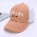 Ademende mesh trucker pet voor kinderen met Brooklyn borduursel in khaki en wit - Kinderen 2-8 Jaar 50-53cm / Khaki