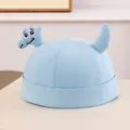 Dettaglio del cappello in cotone azzurro per neonato con ricamo dinosauro 3D carino - Celeste