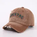 Dettaglio del cappello da baseball vintage in tela marrone con ricamo Lucky e finitura usata - Bambini 3-10 Anni 50-54CM / Denim Caffè Lucky
