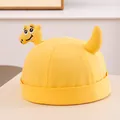 Dettaglio del cappello da dinosauro in cotone giallo con ricami e corna 3D - Giallo