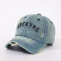 Dettaglio del cappellino da baseball in denim lavato con scritta Lucky e trama invecchiata - Bambini 3-10 Anni 50-54CM / Denim Azzurro Lucky