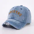 Dettaglio ravvicinato del ricamo 3D luckyng sul berretto in denim blu lavato effetto vintage - Bambini 3-10 Anni 50-54CM / Denim Blu Medio Lucky