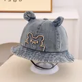 Detalle de textura denim en gorro de bebé con bordado de oso y orejas 3D - 48-50cm / Azul Denim Medio Oso