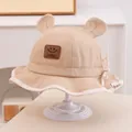 Détail d'un chapeau bob pour bébé kaki avec oreilles d'ours, écusson sourire et jugulaire - Enfants 1-3 Ans / Kaki
