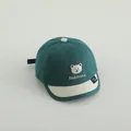Detail der Baby-Baseballkappe mit Bärenstickerei und Kontrastschirm in Dunkelgrün - 1-3 Jahre alt 48-50CM / Grasgrün